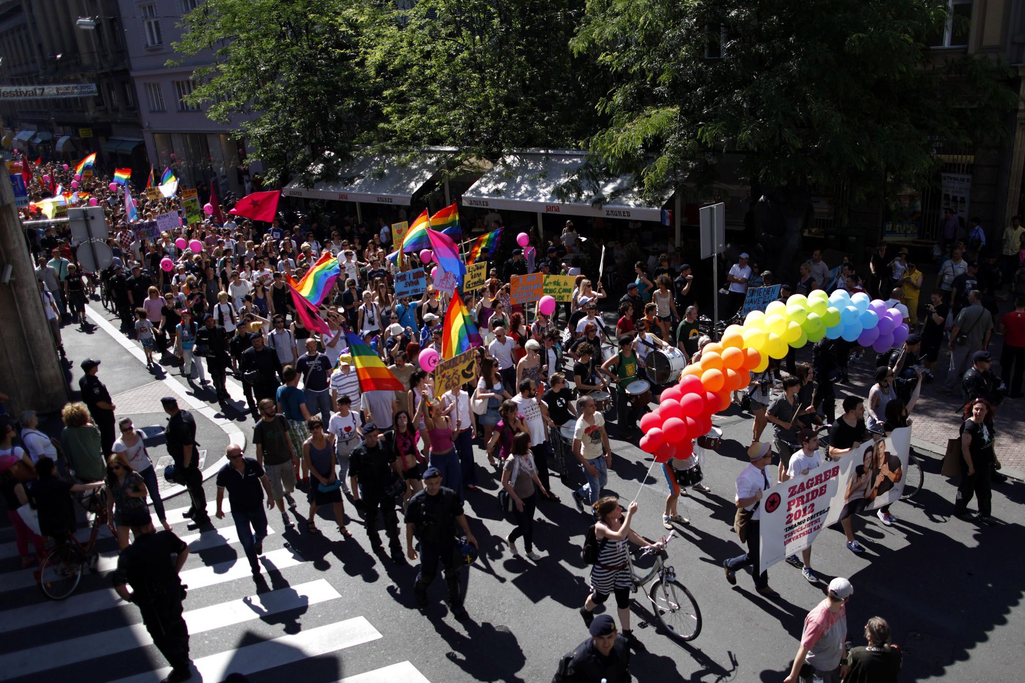 Toujours bien encadrée, la Gay pride zagreboise revendique davantage de droits pour les homosexuels