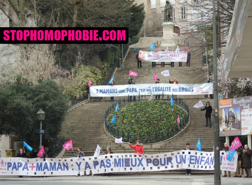 Manif pour tous : Blois ce matin sur les escaliers Denis Papin !