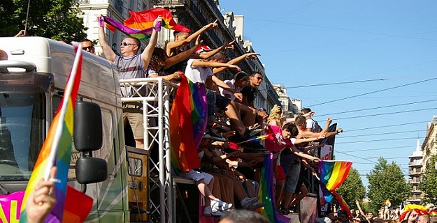 Subvention de 100 000 euros à l’ association Lesbian et Gay Pride Marseille