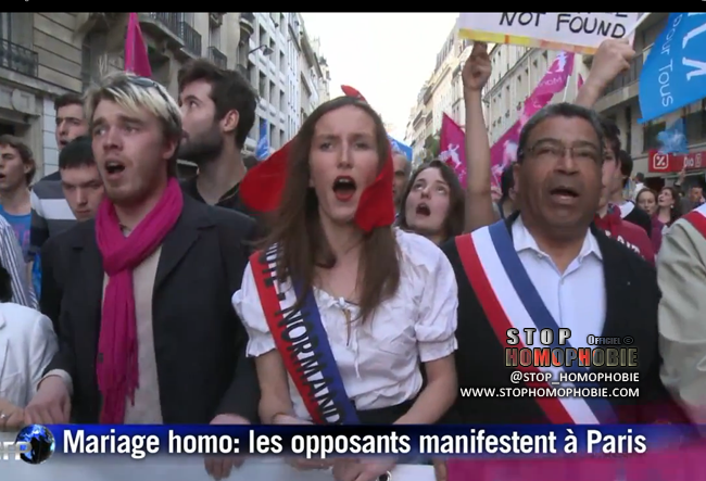 Vidéo : Des opposants au mariage et à l'adoption par des couples homosexuels se sont rassemblés mercredi soir à Paris pour protester