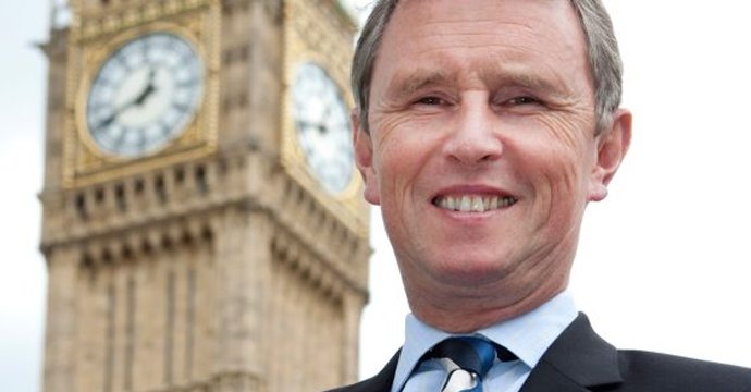 Grande-Bretagne : Accusé de viol, le député conservateur gay Nigel Evans dément