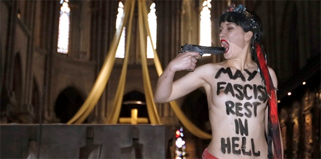 Video : Au lendemain du suicide de Dominique Venner, une activiste de Femen mine la scène, seins nus, au même endroit.