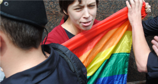 Pride de Saint-Pétersbourg : Heurts entre pro et anti-gay, des dizaines d'arrestations