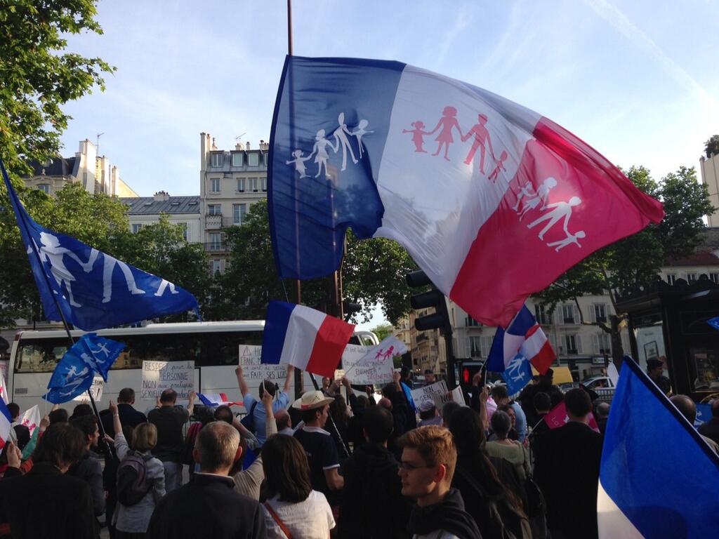 La Manif pour tous devant le siège de M6 avant l'interview de François Hollande dans Capital 