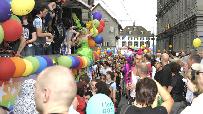 Joli succès pour la Pride de Zurich : Chaque famille compte !