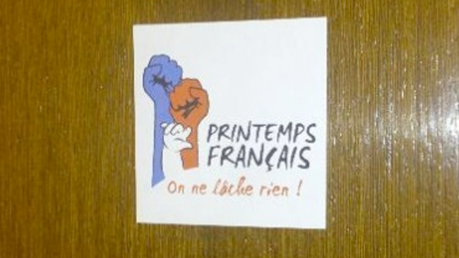 Un autocollant du Printemps français devant le bureau du rapporteur du mariage gay au Sénat