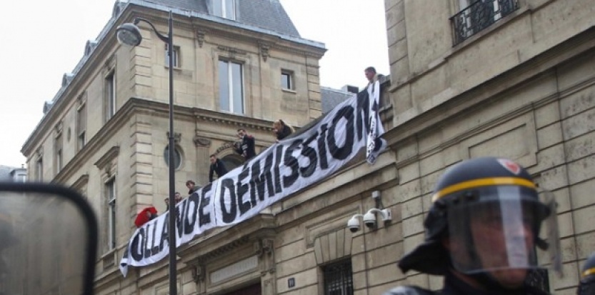 Amendes pour la banderole anti-Hollande rue de Solférino