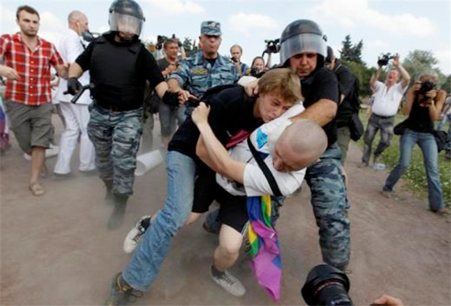 Russie : Poutine promulgue les lois contre la propagande homosexuelle et les offenses aux croyants