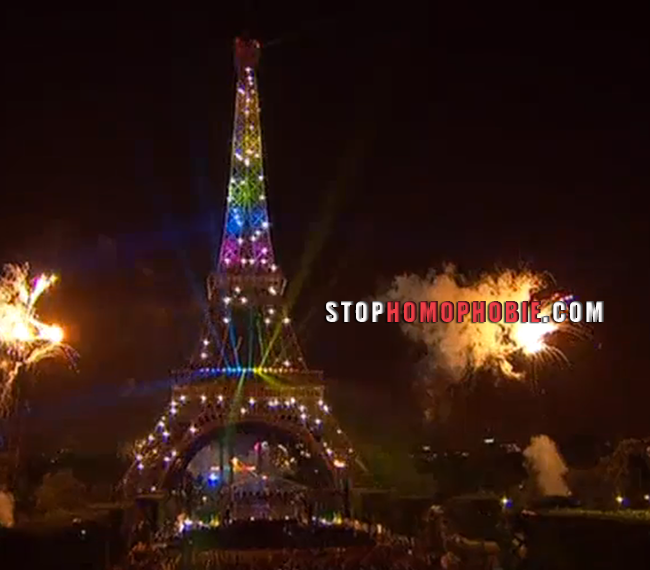 Ce 14 Juillet se termine merveilleusement, avec un feu d'artifice qui honore la France et les couleurs du rainbow flag sur la Tour Eiffel. 
