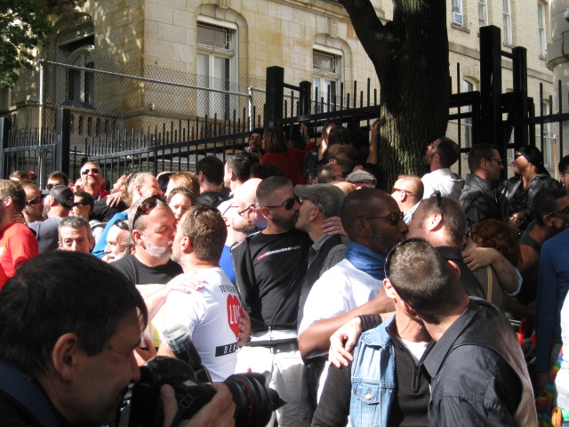 Québec• Lois homophobes: 200 personnes au kiss-in devant le consulat russe