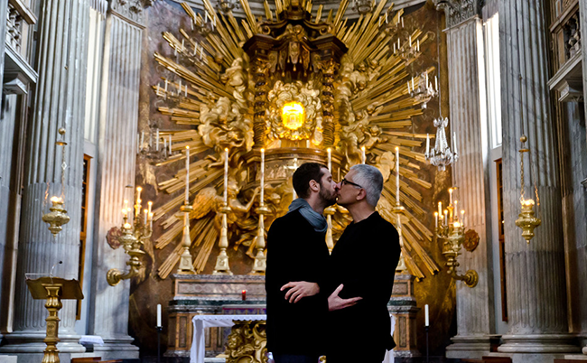 Des photos d'homosexuels qui s'embrassent dans une église censurées par le Vatican 