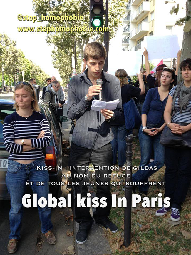 Soutien aux LGBT russes: les photos et la vidéo du kiss-in de Paris