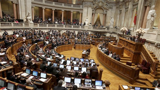 #Portugal : Le #Parlement approuve un référendum sur l'#homoparentalité