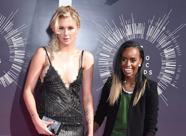 Ireland Baldwin et Angel Haze officialisent leur amour sur le redcarpet des MTV VMAs 2014