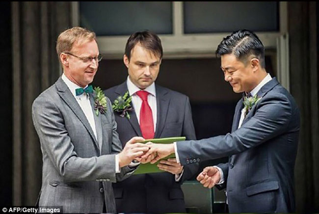 Outrage en Chine : Quand le mariage d'un diplomate britannique homosexuel fait débat sur internet :(