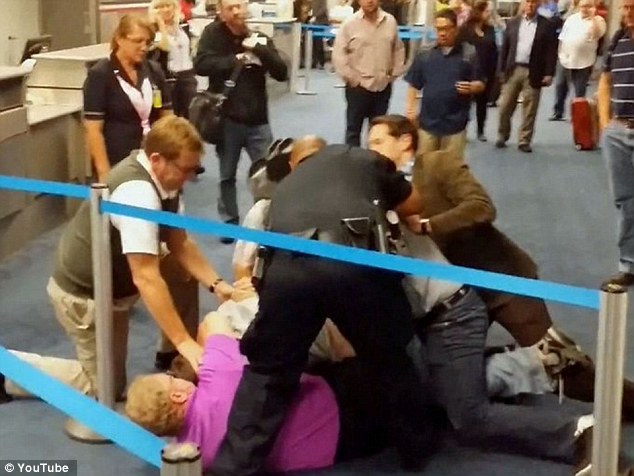 Vidéo virale. Agression homophobe, "sabordée" par des passager, à l'aéroport de Dallas