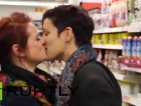 Vidéo. Royaume-Uni : Des centaines de femmes dans un supermarché pour un flash-mob de baisers lesbiens