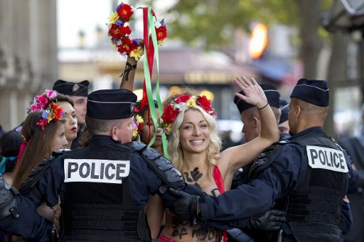 "Féministes, pas exhibitionnistes" : Une trentaine de Femen manifestent devant le palais de justice parisien