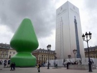 L'«arbre de Noël» de la place Vendôme dégonflé par des vandales