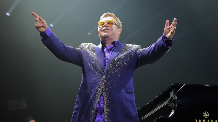 Propagande gay ? En concert à Saint-Pétersbourg, Elton John condamne l'homophobie d'état