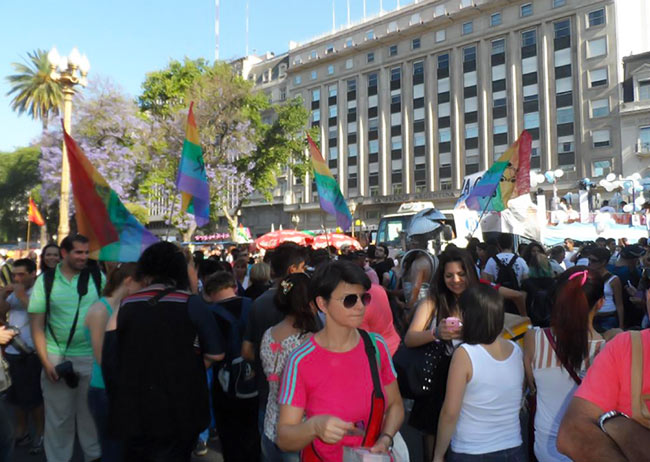Marches des fiertés : Des milliers de participants pour réclamer l'égalité des droits en Argentine et au Chili