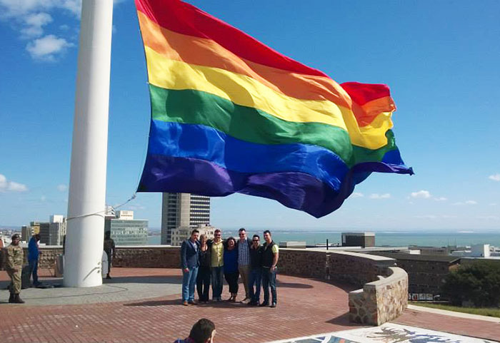 En Afrique du Sud : Le plus grand drapeau "arc-en-ciel" du monde pour les victimes d'homophobie et de crimes de haine