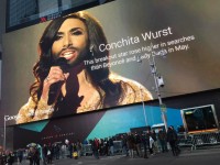 "Conchita Wurst" en haut de la plus grande affiche sur Times Square à New York : Qui d'autre ?