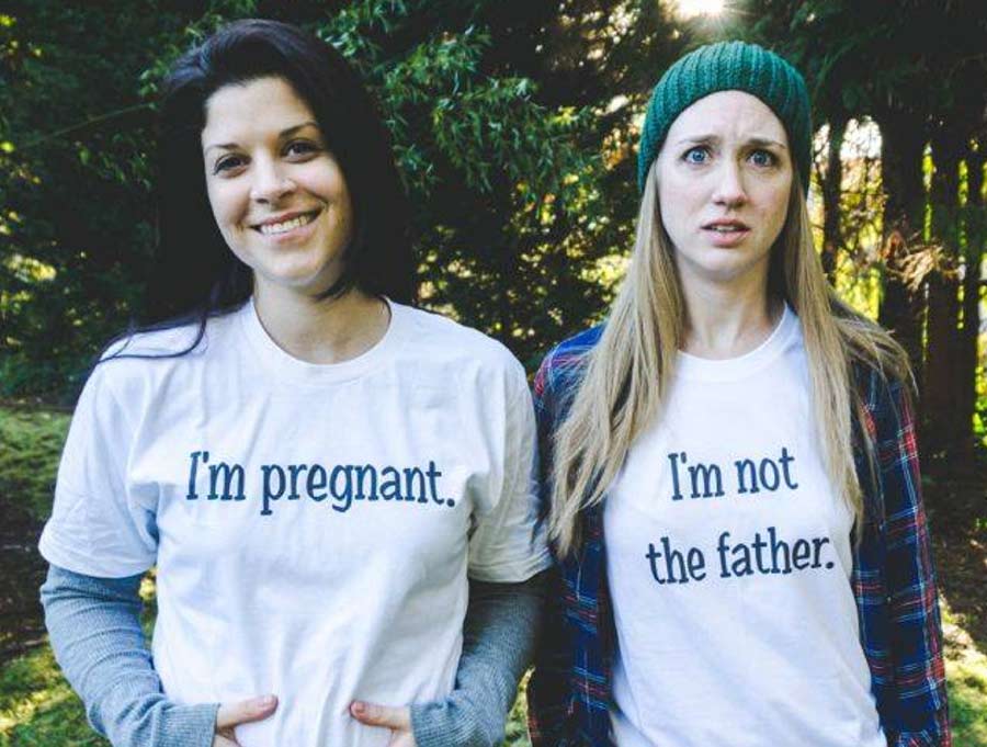 Faire-part de naissance : Le trait d'humour d'un couple lesbien "bébé prévu pour juillet 2015"