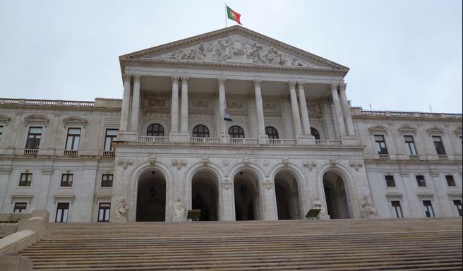 Portugal : Le Parlement refuse le droit à l'adoption pour les couples homosexuels