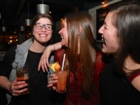 Vidéo. «Girls Night Out» : Quand les bars hétéros de Montréal s'ouvrent aux lesbiennes