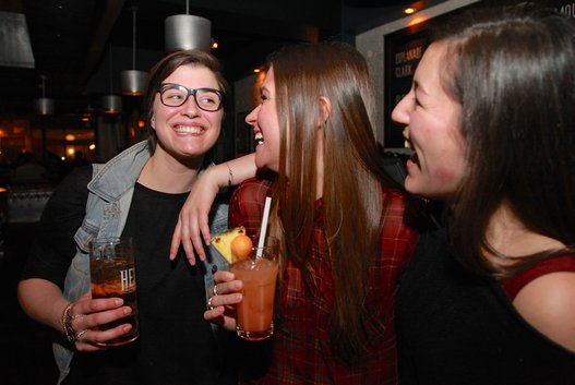 Vidéo. «Girls Night Out» : Quand les bars hétéros de Montréal s'ouvrent aux lesbiennes