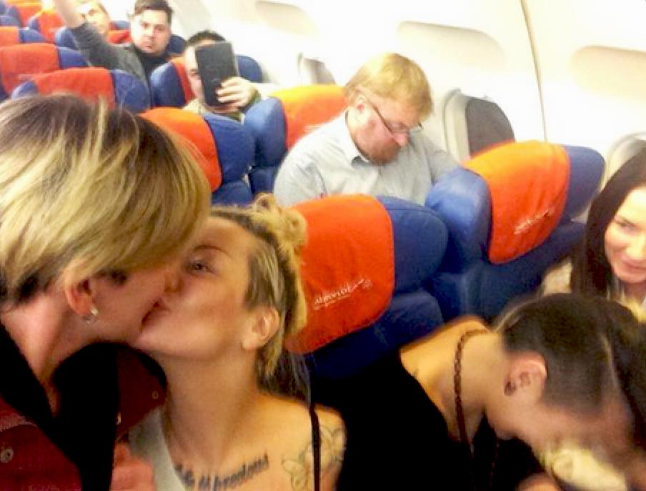 Russie : Quand des militantes LGBT s'embrassent devant Vitali Milonov, auteur de loi sanctionnant la «propagande» homosexuelle