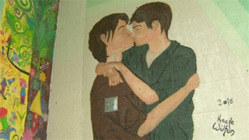Au Canada, une peinture murale d'un baiser entre garçons divise une école