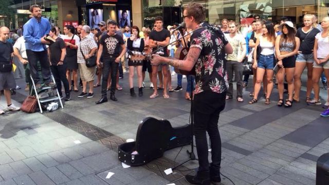 VidéoBuzz à Sidney : Des musiciens pour éponger la parole d'un « prédicateur homophobe »