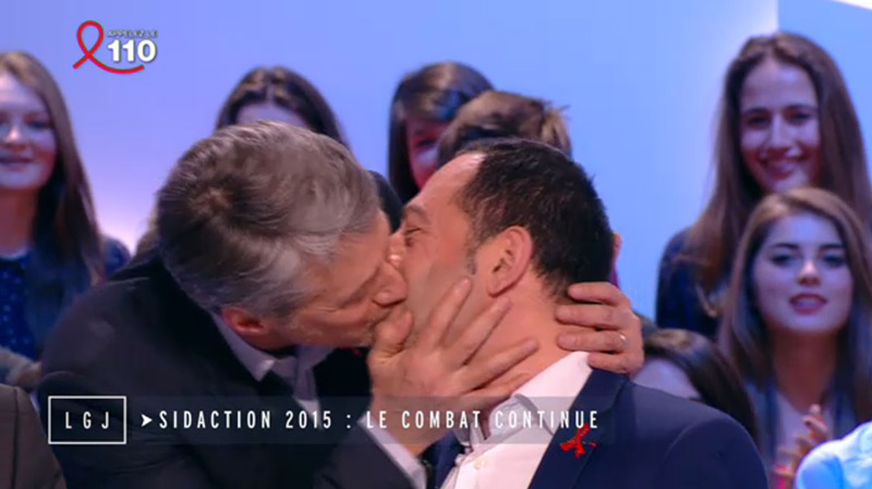 Sidaction 2015 : Le baiser d’Antoine de Caunes à Jean-Luc Romero sur le plateau du «Grand Journal»