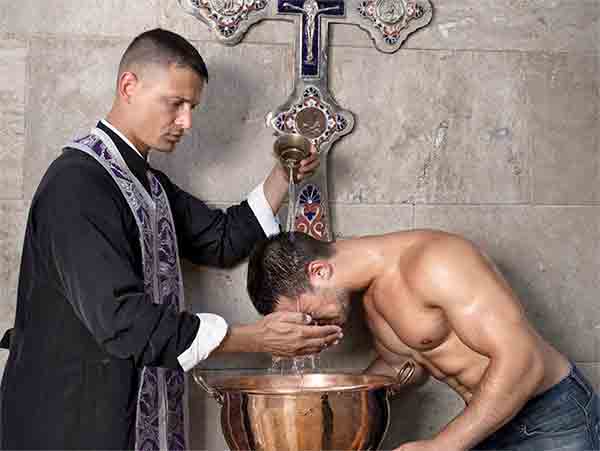 En Italie : Un prêtre démis de ses fonctions pour avoir organisé des «orgies homosexuelles à thématique religieuse»