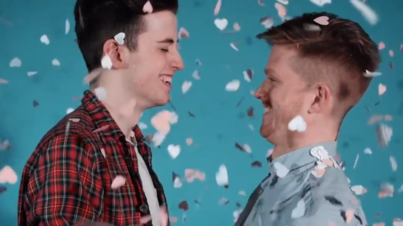 Vidéo. En Irlande, une campagne pour recycler les tracts homophobes en confettis pour les futurs mariés