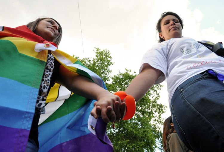 Tribune : Des quotidiens, des radios et des sites signent la charte contre l’homophobie de l'AJLGBT