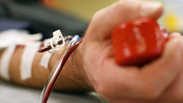 États-Unis : Vers une levée partielle de l'interdiction de dons de sang pour les gays