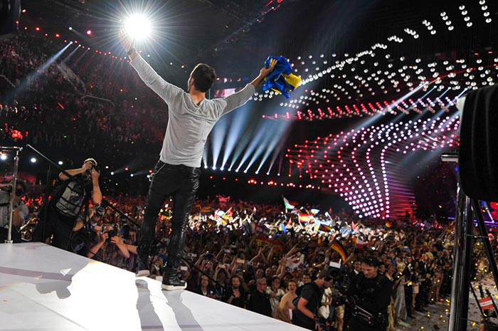 Mans Zelmerlöw, représentant de la Suède remporte l'Eurovision 🌈 «Peu importe qui nous aimons, nous sommes tous des héros»