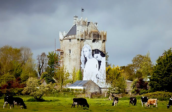 Un couple lesbien sur le mur d’un château irlandais : une fresque pour célébrer la diversité