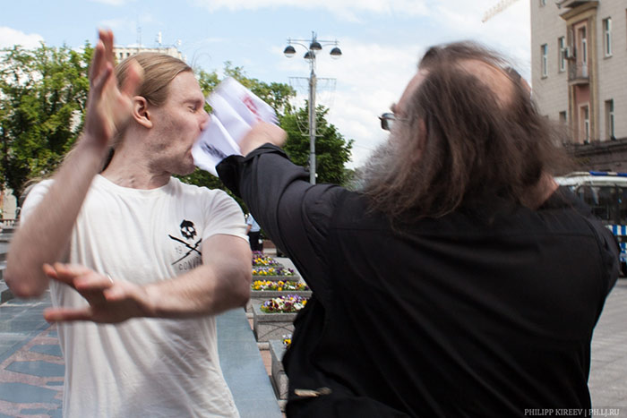 VIDEO. Des militants homosexuels interpellés pendant une manifestation à Moscou