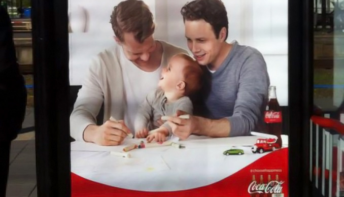 «Privilégions le bonheur à la tradition» : La nouvelle campagne Coca-Cola pour célébrer la diversité