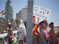Plus de 180.000 personnes dans les rues de Tel-Aviv pour la 17e édition de la Gay Pride