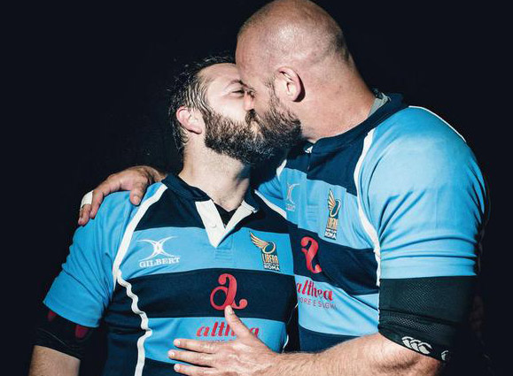 Italie : Un baiser entre deux rugbymen pour briser le tabou de l'homosexualité dans le sport