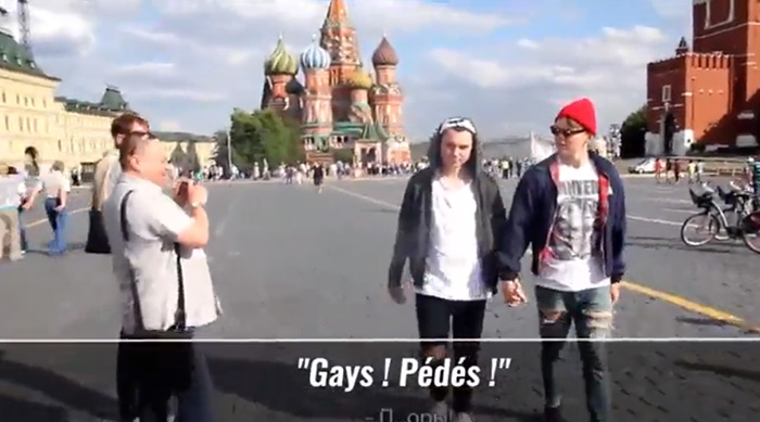 Deux hommes se tiennent par la main à Moscou : Les réactions homophobes sont effarantes