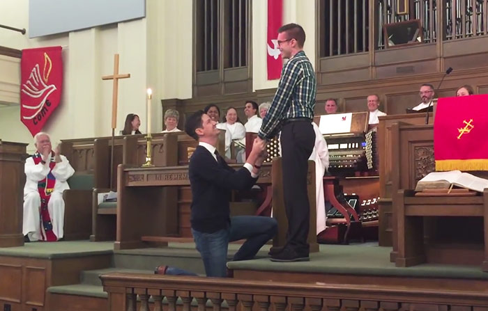 Texas : Il demande en mariage son compagnon à l'église et c'est une « standing ovation »