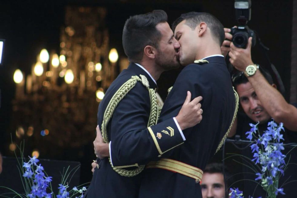 Chema et Jonathan : le premier couple de policiers gays marié d'Espagne