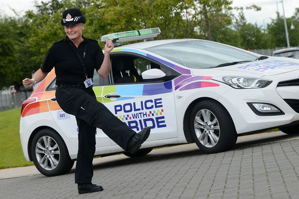 «Policing with Pride» : Quand une inspectrice de Police se lâche pendant la Gay Pride de Manchester