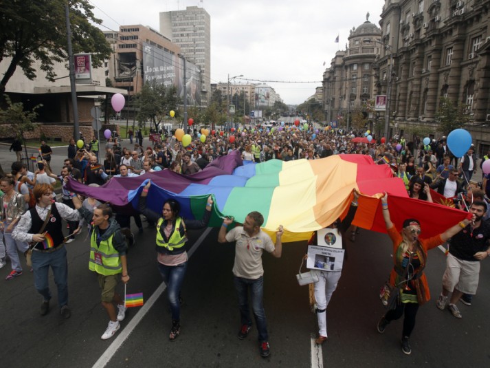 Serbie : La Gay Pride de Belgrade exhorte à la solidarité avec les migrants